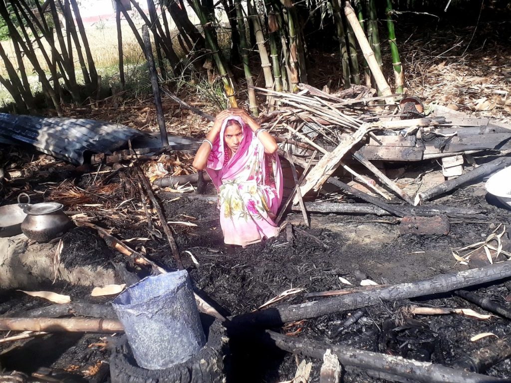 चूल्हे से निकली चिंगारी से लगी आग में घर जलकर खाक