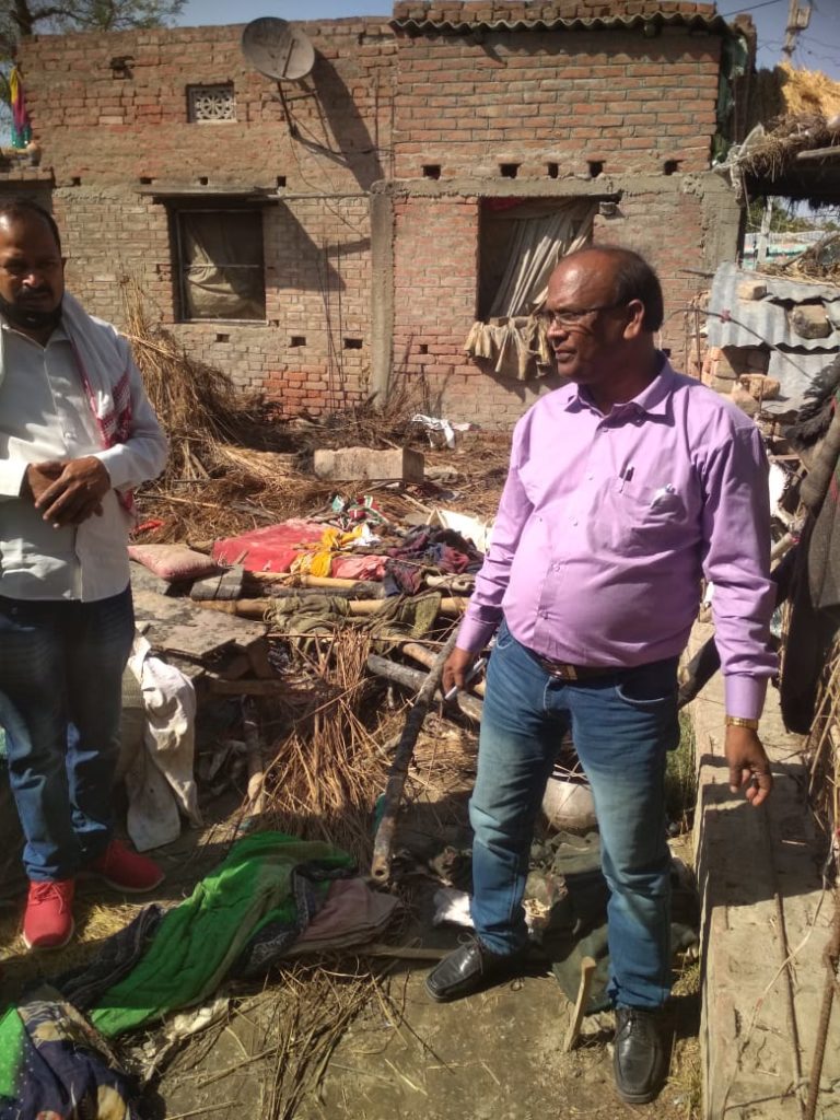 In the fire, the house of the dalits was destroyed.