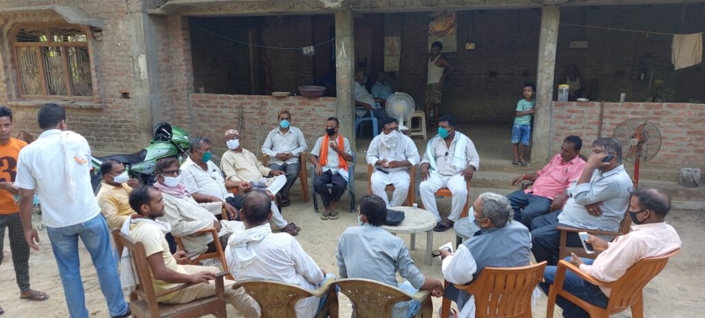Vishwakarma Mahasabha distributes masks for rescue from Corona at Guthni
