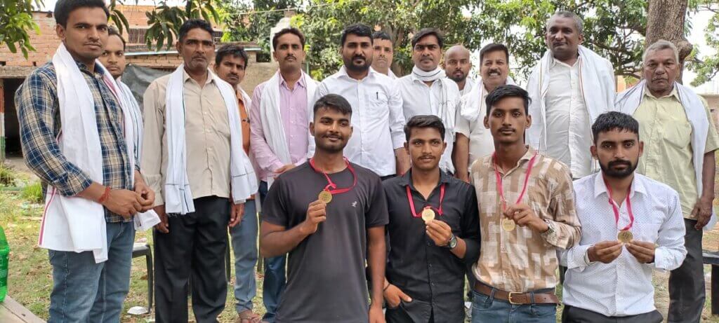 प्रखंड क्षेत्र के महम्मदपुर गांव में स्थित लक्ष्य आर्मी कोचिंग के छात्रों ने भारतीय आर्मी के अग्निवीर ने सफलता का परचम लहराया है.